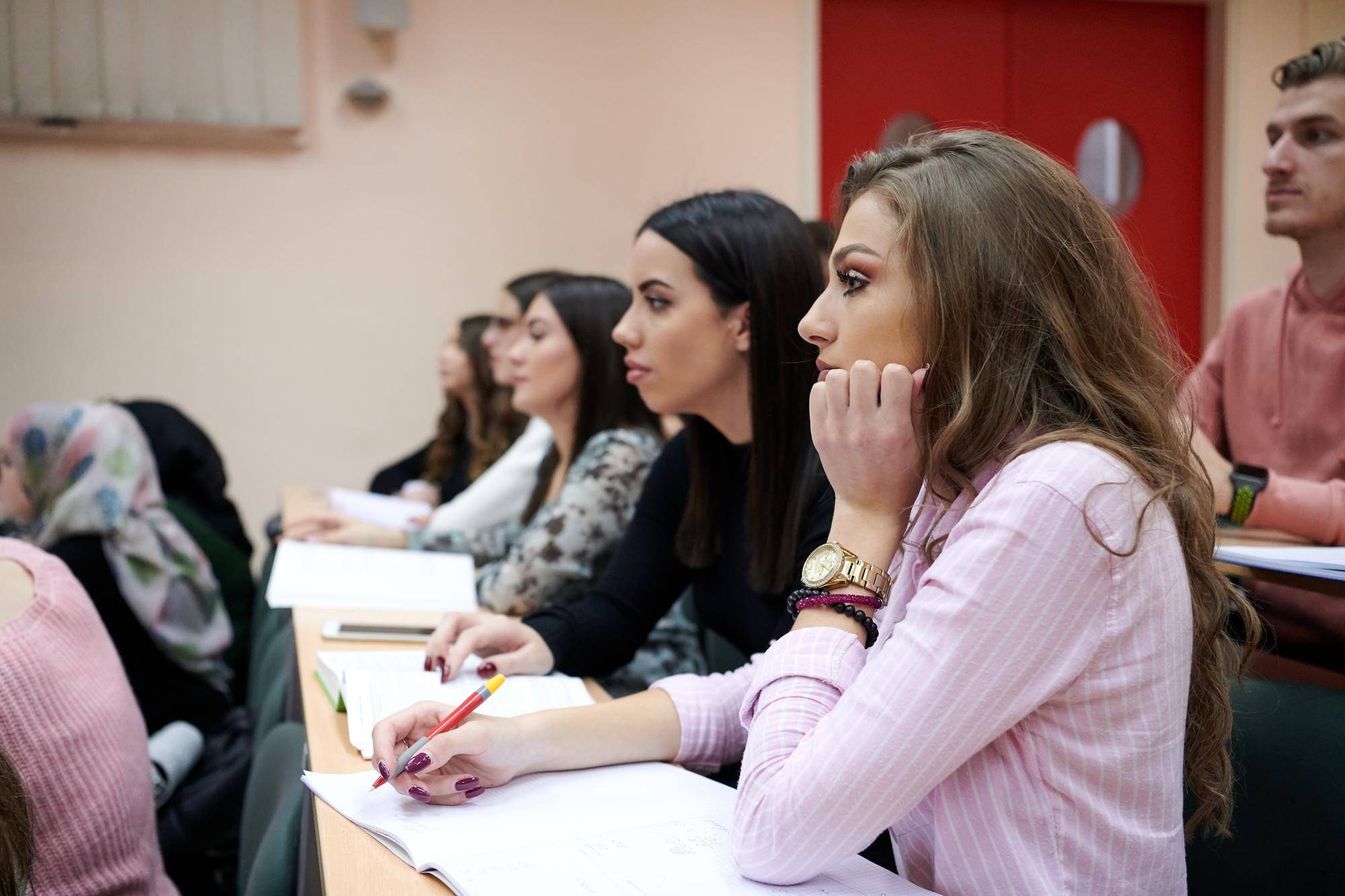 Jak wybrać kurs hiszpańskiego grupowego dostosowany do twoich potrzeb?